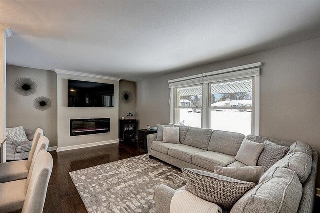 Building Photo - Updated Brookfield 4 bedroom home