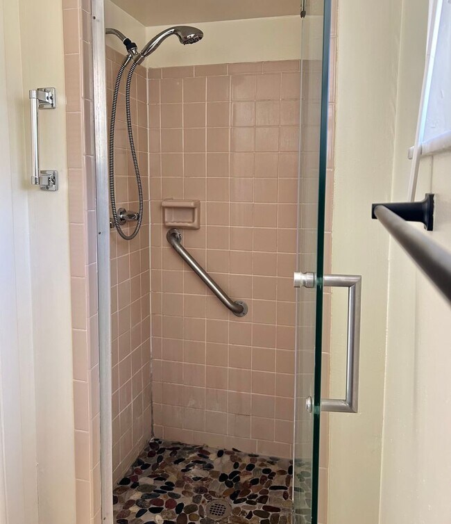 Building Photo - 3/2/2 Home in Silver Spring Shores