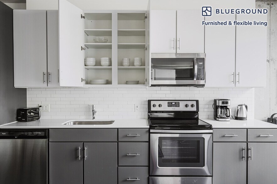 Building Photo - 215 W Lake St