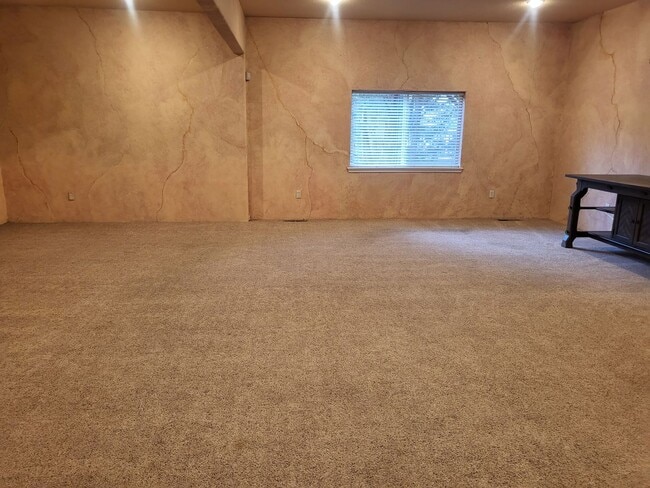 Building Photo - 5 bed 3 bath