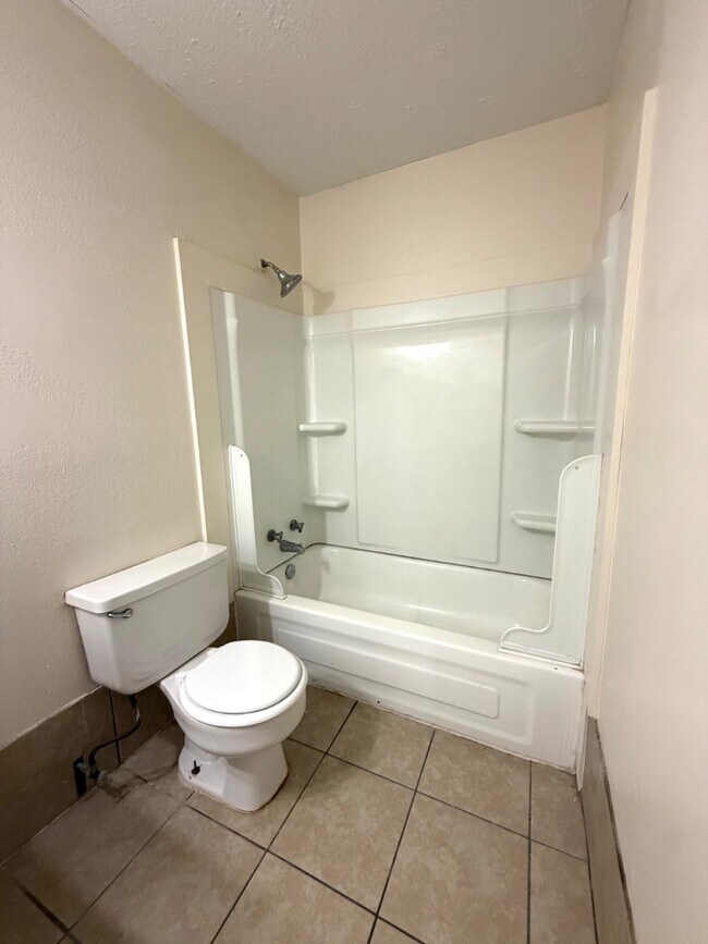 Building Photo - 104 Sweetbriar St