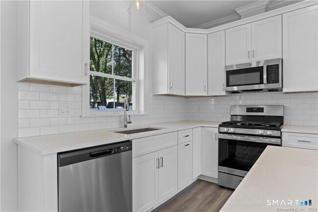 Building Photo - 348 Halley Ave