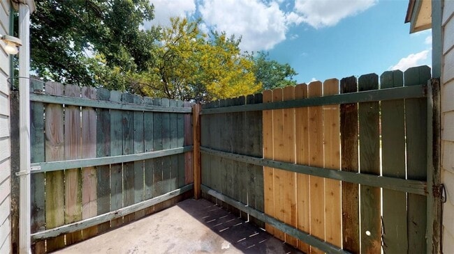 Building Photo - 725 Peppertree Dr