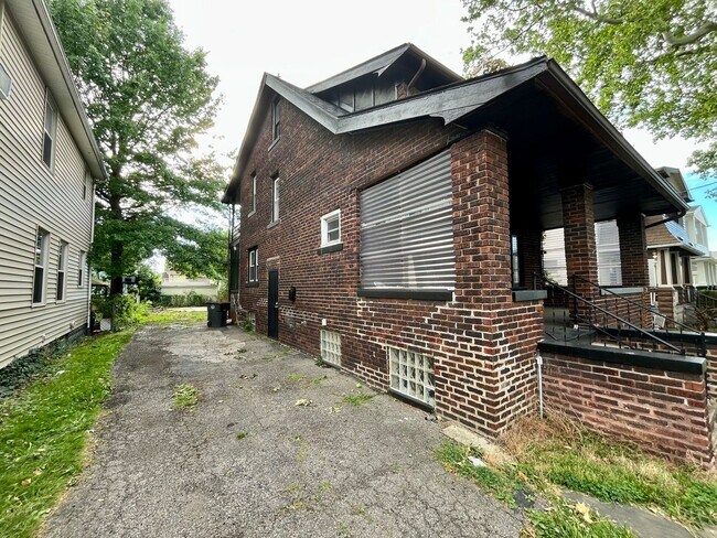 Building Photo - Three bedroom one bathroom home for rent