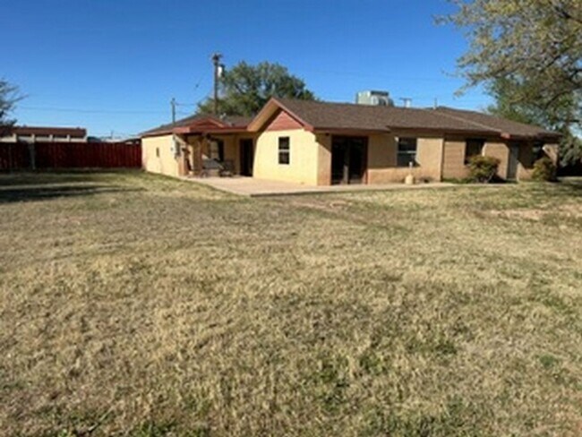 Building Photo - FURNISHED RENTAL, 3 bedroom with 4 car garage