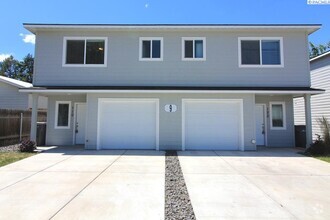 Building Photo - 3 bed, 2.5 bath Centrally Located Kennewic...