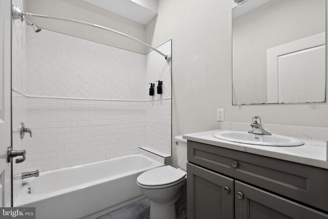 Building Photo - 980 N Marshall St