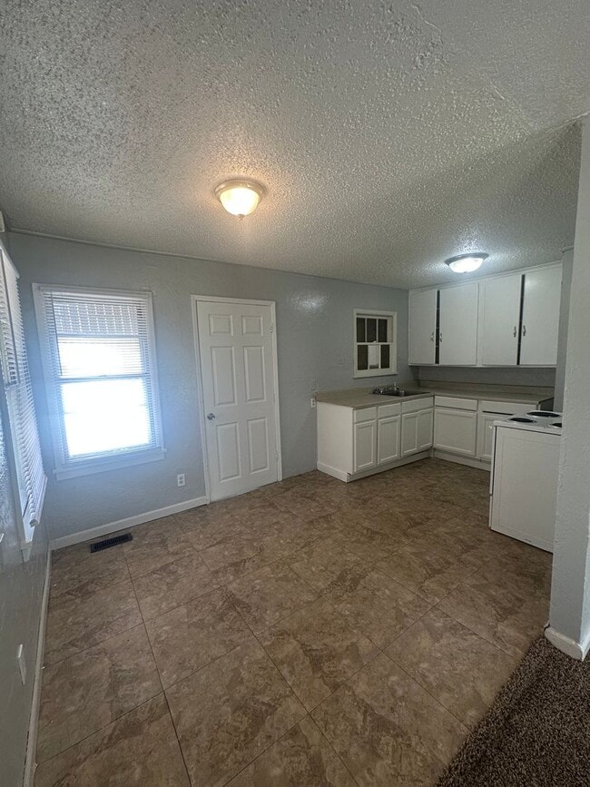 Building Photo - 2 Bed, 1 Bath, 1 Car Garage