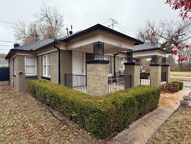 Building Photo - Charming 1-Bedroom Duplex with Storage Garage