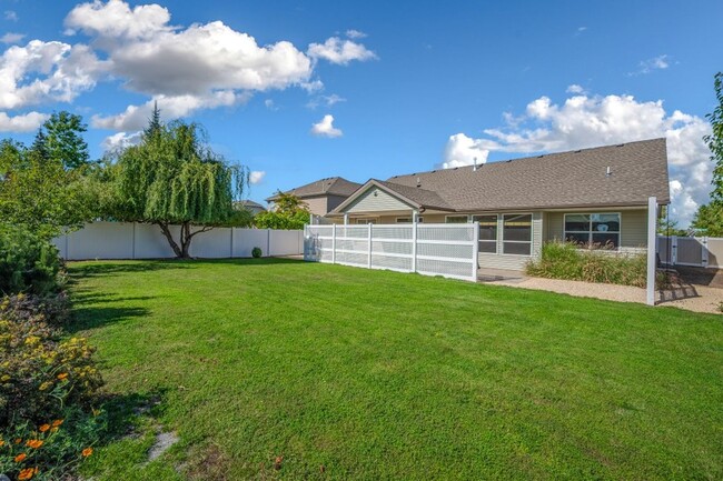 Building Photo - 3 bed with Office Rancher in the Landings ...