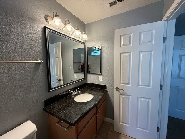 Building Photo - Parkview condo close to shopping & freeway access!