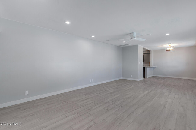 Building Photo - 607 E Encanto Dr