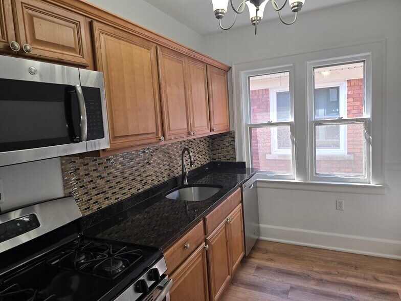 Building Photo - 910 Beaconsfield Ave
