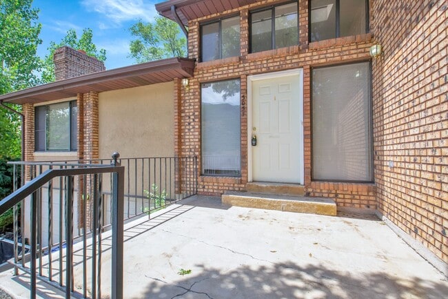 Building Photo - Enormous 4 Bed / 3 Bath Pet Friendly Home ...