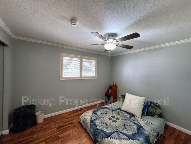 Building Photo - 2270 Madrona Dr SE
