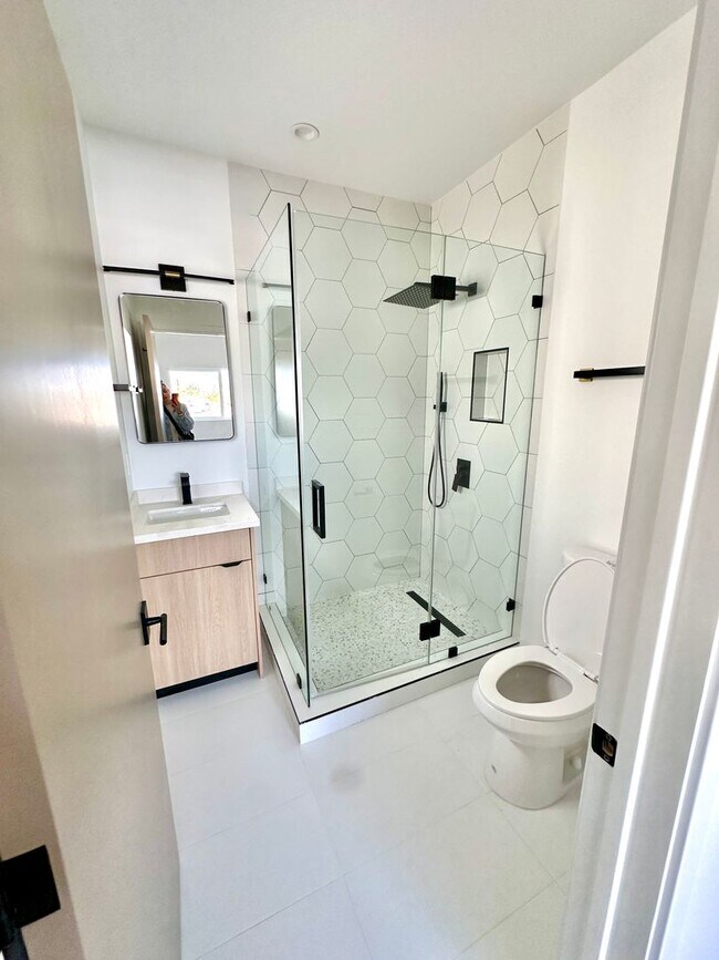 Building Photo - 3-Bedroom, 3-Bath Townhome in Prime North Hollywood Location