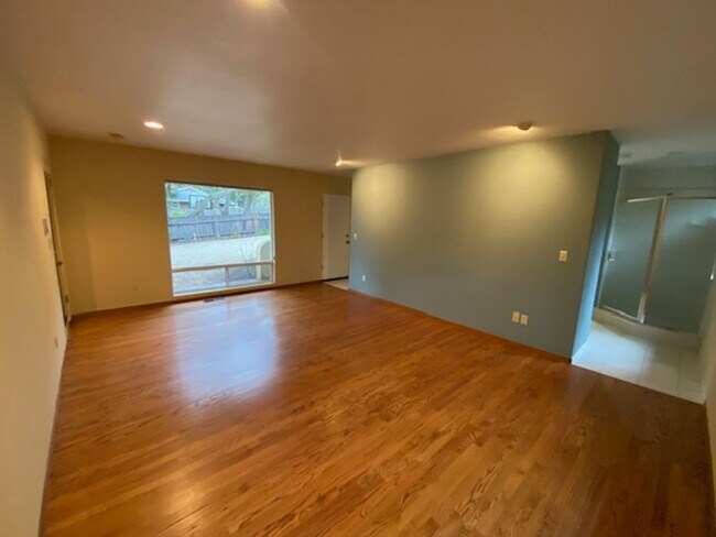Building Photo - 835 17 Mile Dr