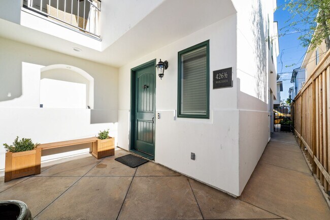 Building Photo - 426 Narcissus Ave