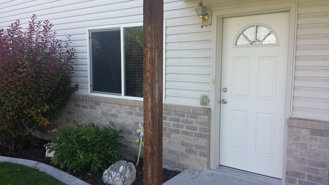 Building Photo - Great 2 bedroom, 1.5 bath townhome found a...