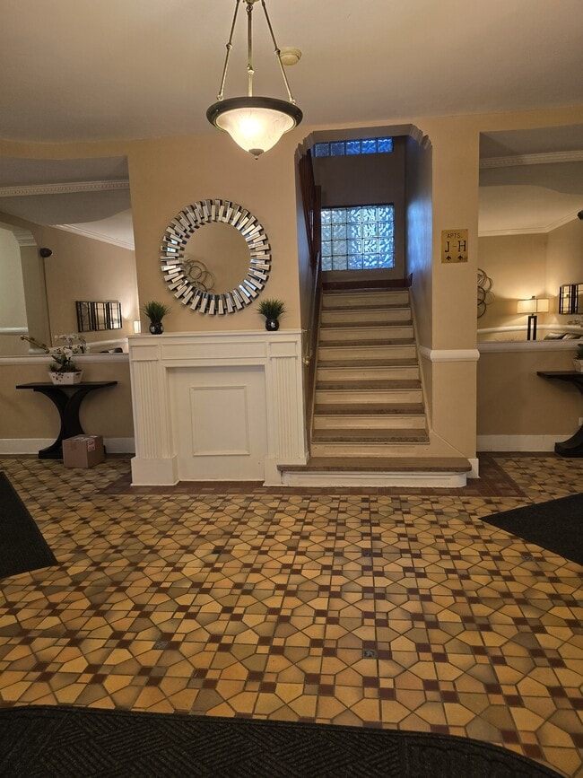 Building Photo - 2 Greenridge Ave