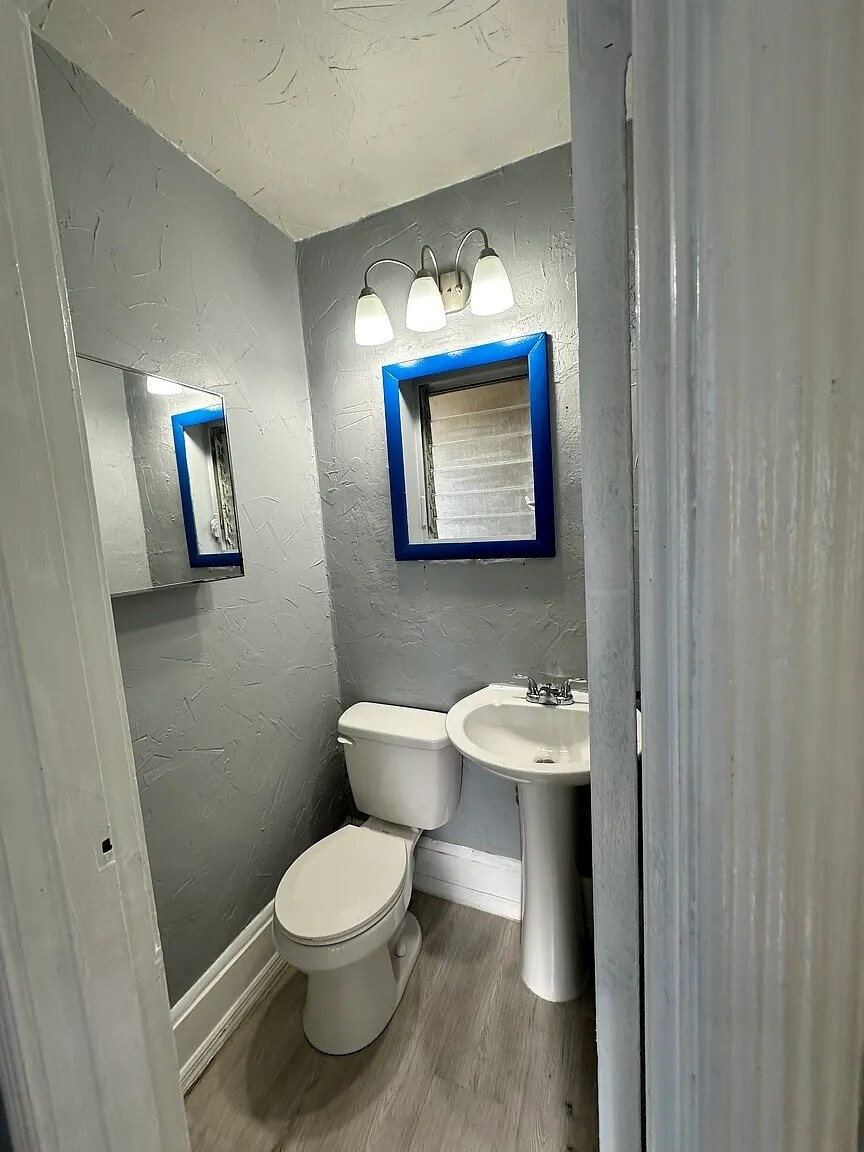 Building Photo - 827 N Oleander Ave