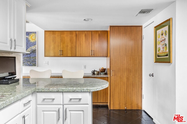 Building Photo - 2843 Lambert Dr