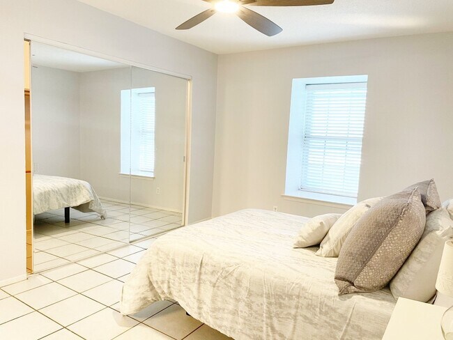 Building Photo - 2425 Ashdale Dr