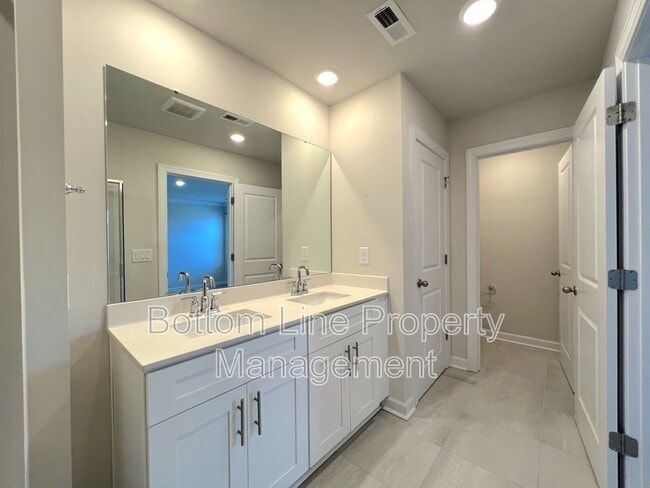 Building Photo - 1816 Braemar Vlg Dr