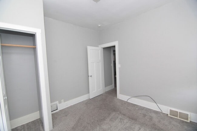 Building Photo - 2 Bedroom & Large Car Garage in Moline for...