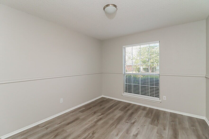 Building Photo - 208 Rosewood Ln