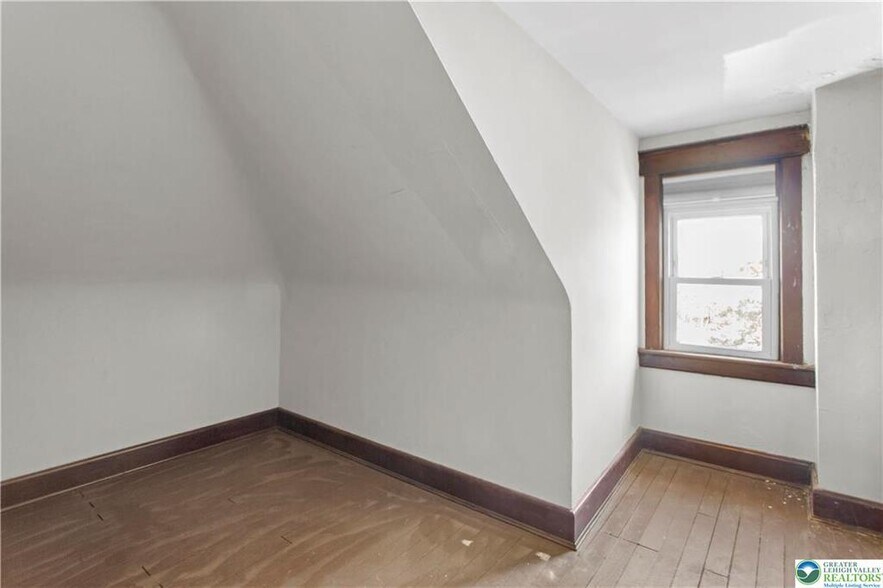 Building Photo - 413 Woodlawn Ave