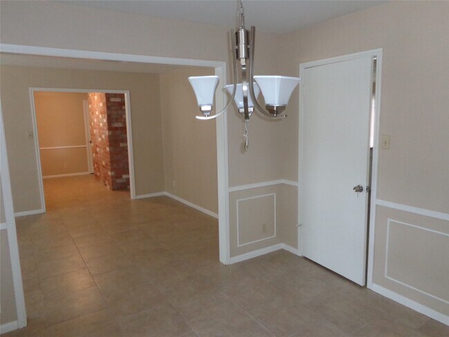 Building Photo - 2735 Manila Ln