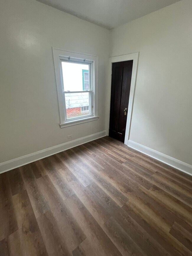 Building Photo - Charming 4-Bedroom Single-Family Home in C...