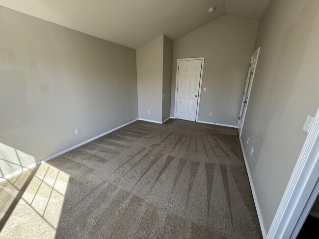 Building Photo - 3 Story Townhome in West Linn.
