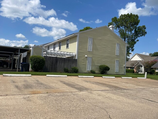 Building Photo - Townhome in Gated Community