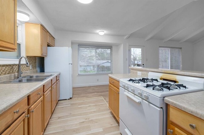 Building Photo - 8525 Maine Dr