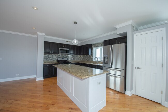 Building Photo - 6560 W Diversey Ave