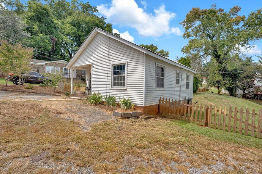 Building Photo - 203 3rd Ave NE