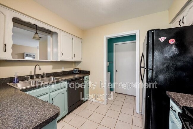 Building Photo - 617 Main St