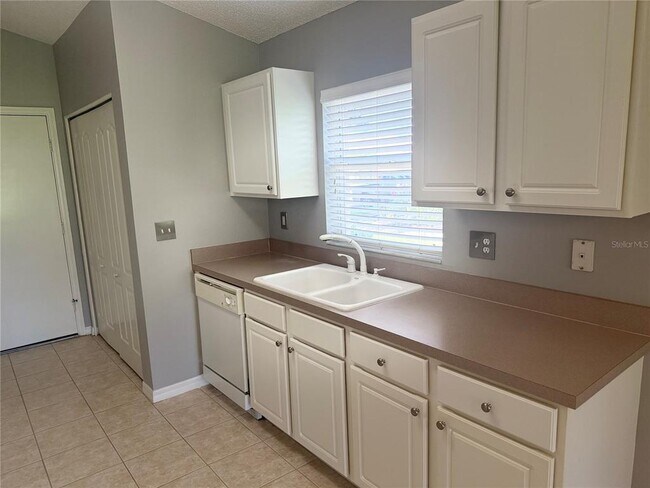 Building Photo - 2217 Brookfield Greens Cir