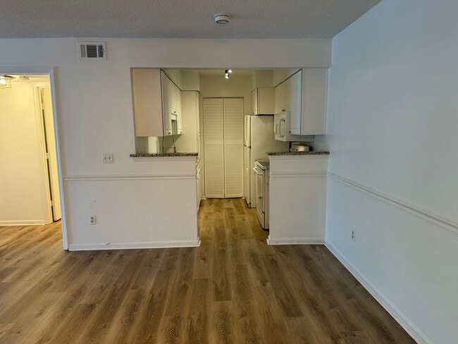 Building Photo - Updated First Floor Forest Cove Condo- Bike to the Beach!