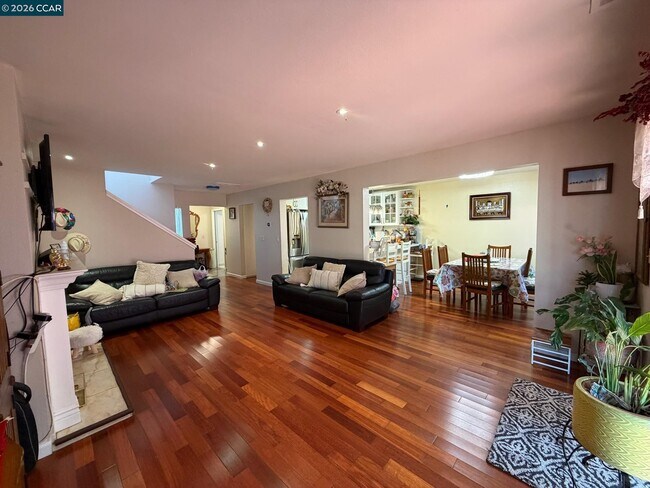 Building Photo - 6 Basin Ct