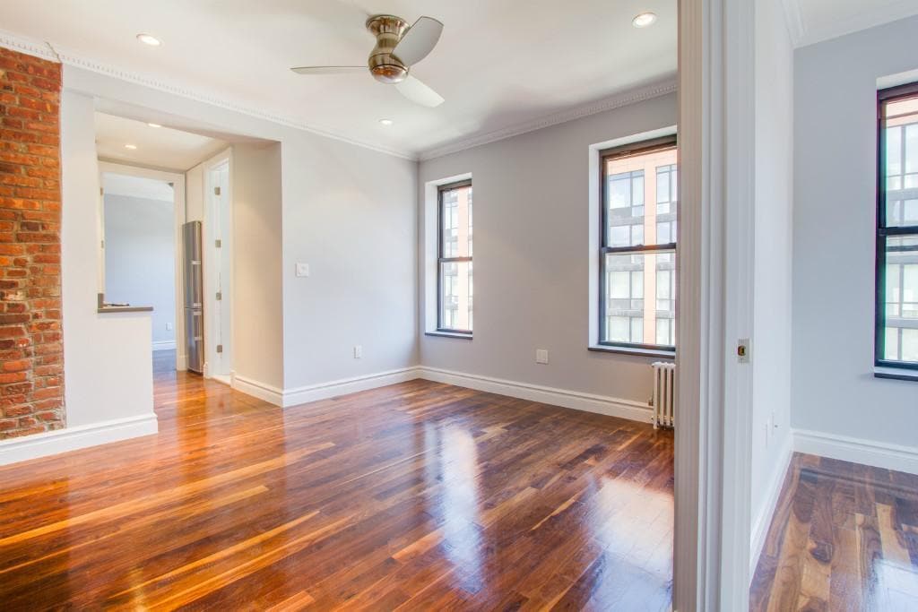 Building Photo - 334 E 6th St