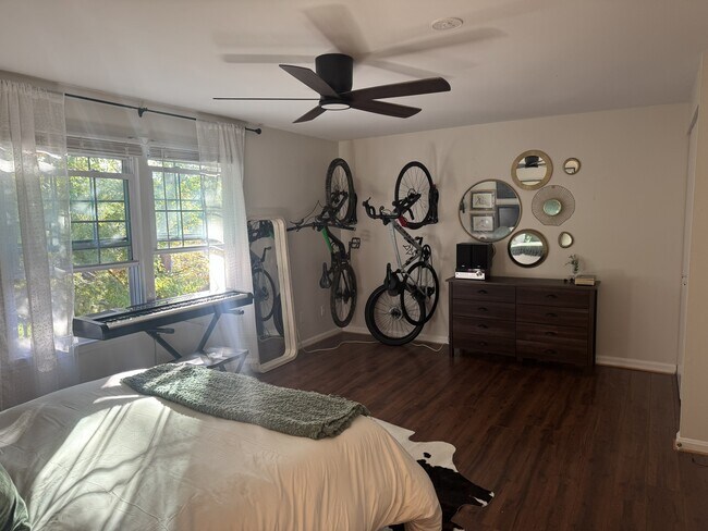 Building Photo - 5637 Independence Cir