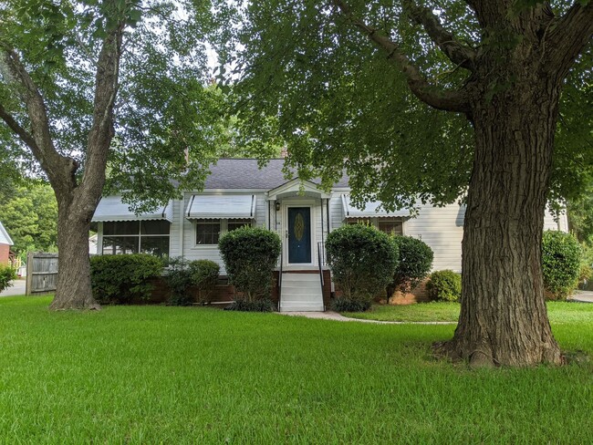 Primary Photo - Charming 3 BR only minutes from Downtown G...