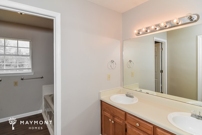 Building Photo - 1136 Lakes Edge Dr