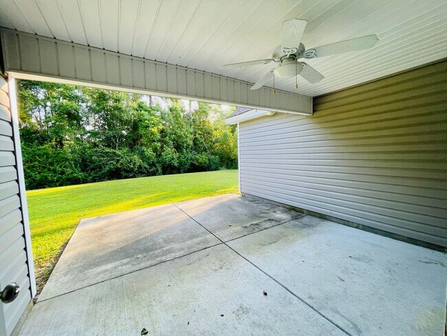 Building Photo - BEAUTIFUL 3 BR/2BA with 2 car garage. Private back yard space! Conway location!