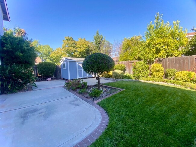 Building Photo - Elegant Fremont Weibel Home with Fruit-Fil...