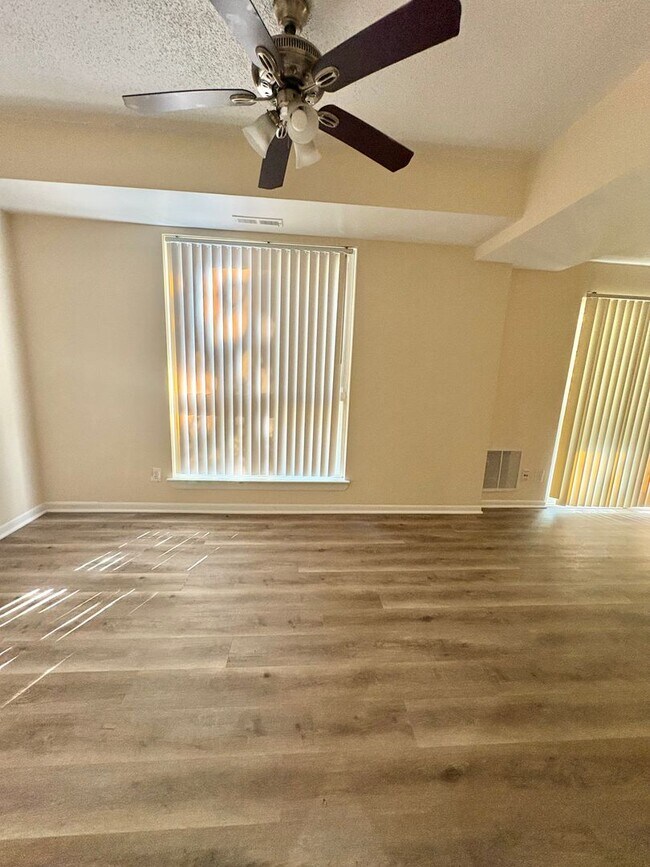 Building Photo - Bright And Cozy 2 Bed 1 Bath Condo With Pa...