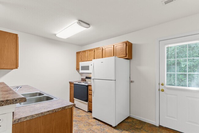 Building Photo - 304-306 Dads Way